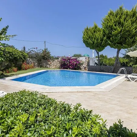1 Bedroom House With Private Garden And Pool In Apartament
