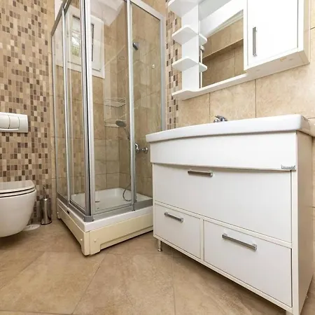 Apartament 1 Bedroom House With Private Garden And Pool In