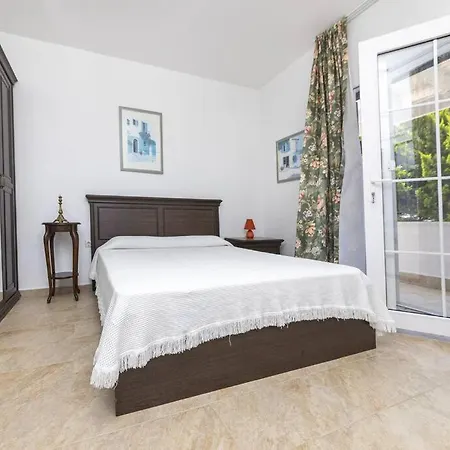 Apartament 1 Bedroom House With Private Garden And Pool In *