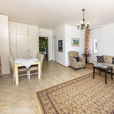 Apartament 1 Bedroom House With Private Garden And Pool In *