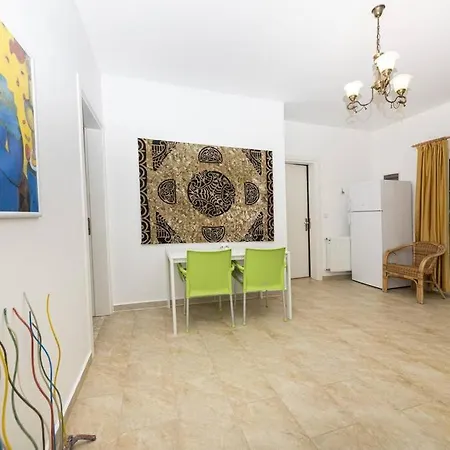 Apartament 1 Bedroom House With Private Garden And Pool In *