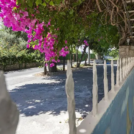 1 Bedroom House With Private Garden And Pool In Apartament *